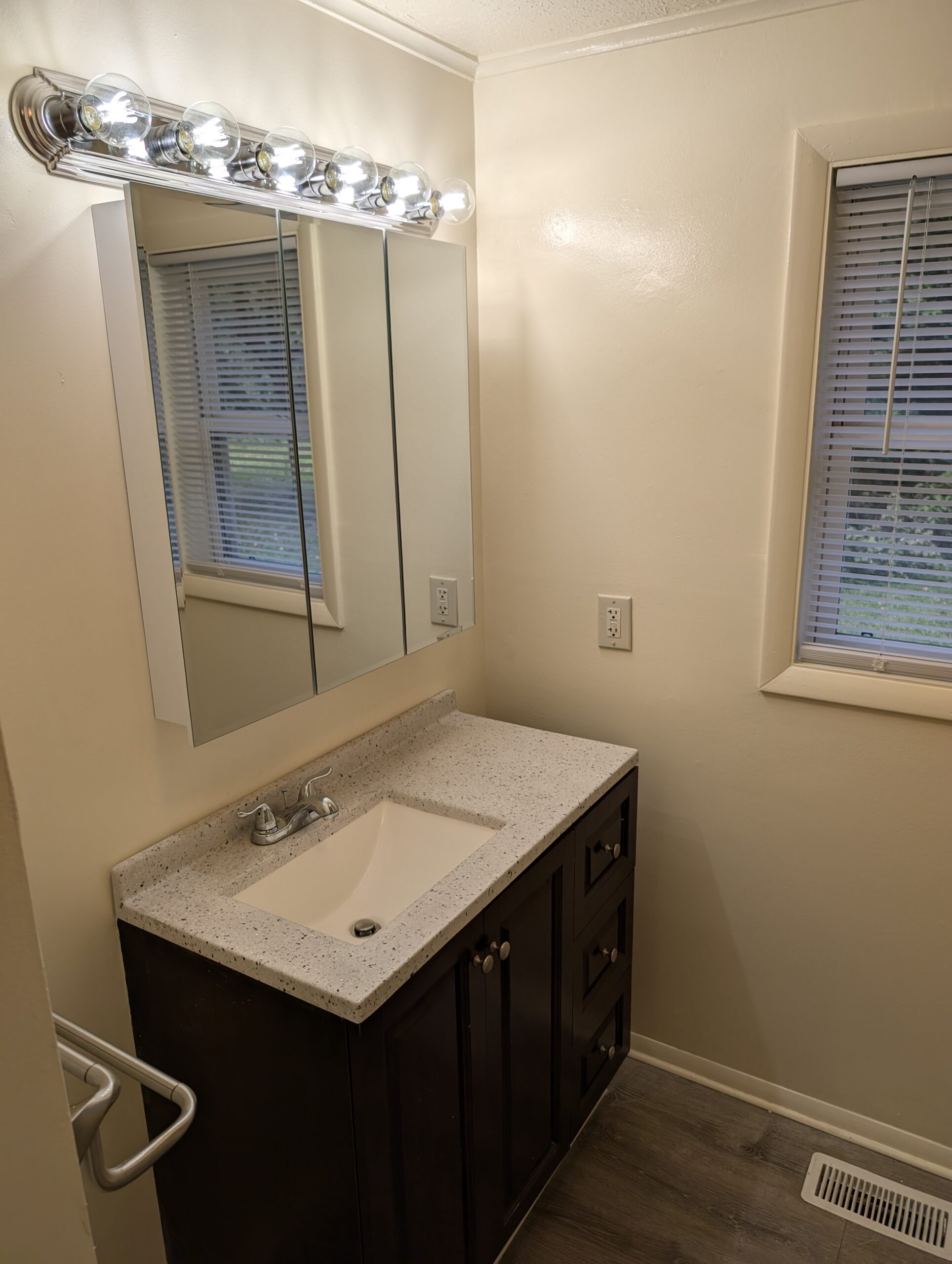 Bathroom sink & mirror